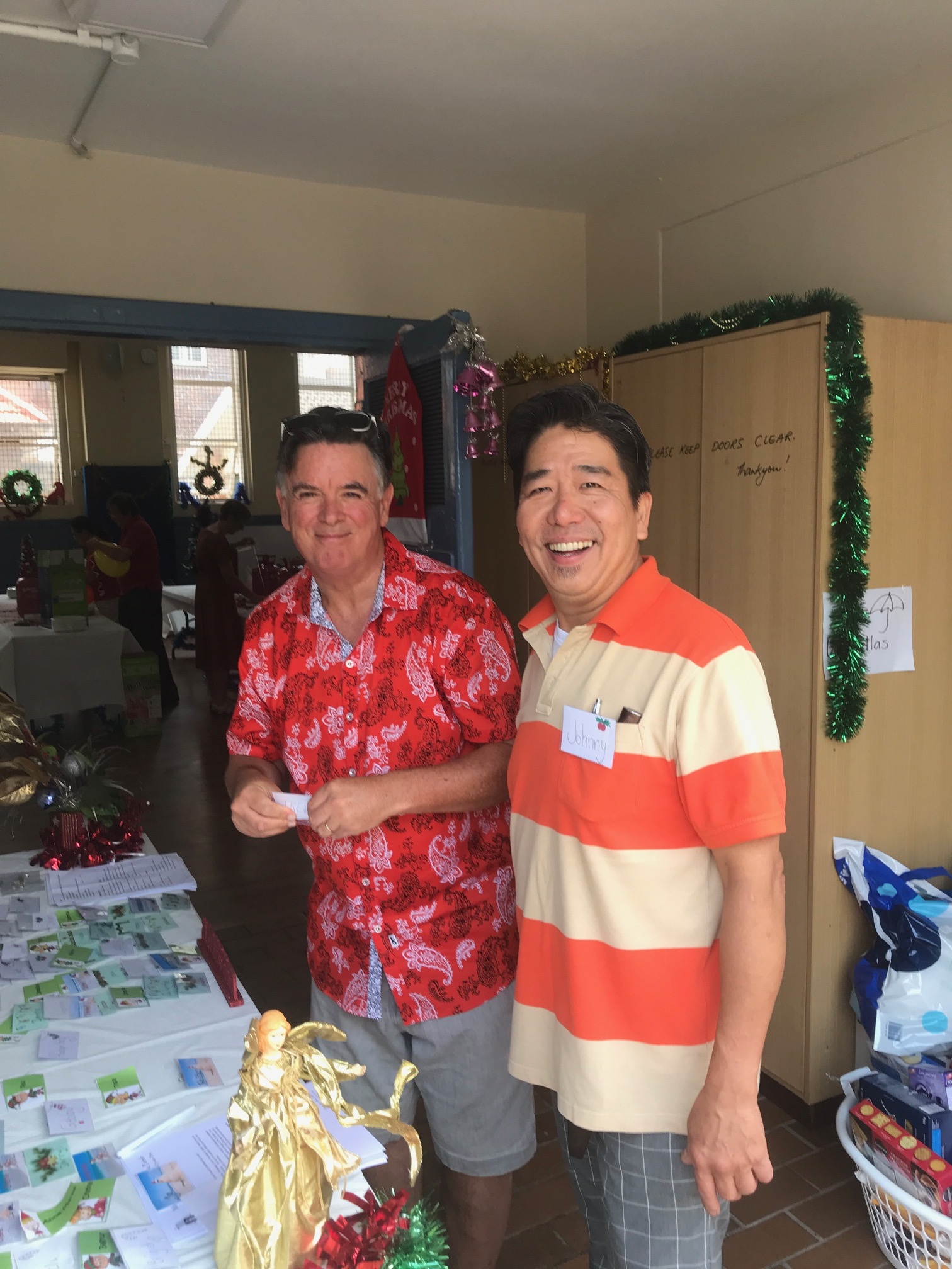 The Christmas elf and a volunteer