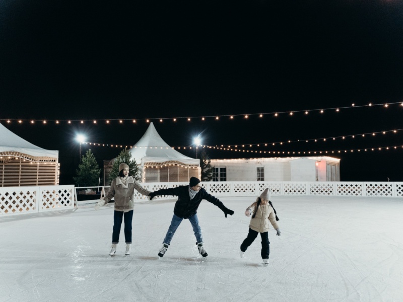 Family iceskating